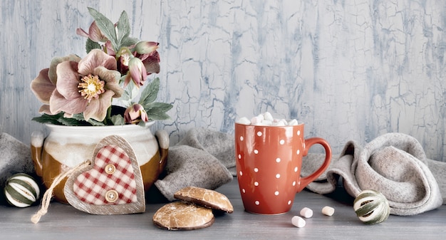 Wintertijd, warme chocolademelk met marshallows, anemoonbloemen, hart- en winterdecoraties