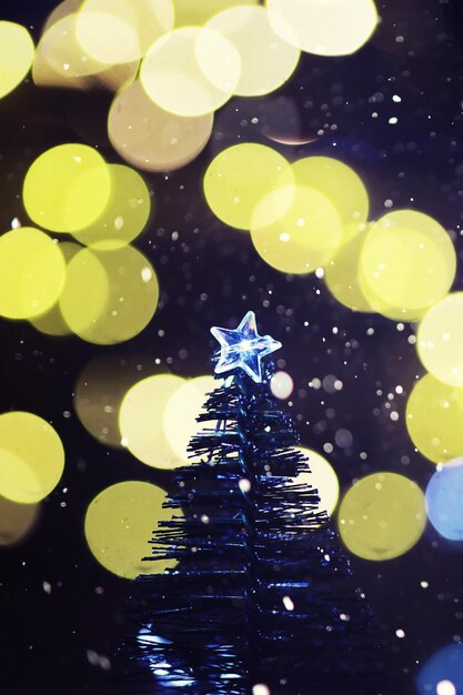 Foto wintervakantie achtergrond met bevroren spar glitter lichten bokeh kerstmis en nieuwjaar vakantie achtergrond met kopieerruimte