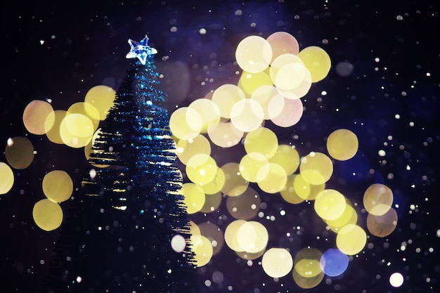 Wintervakantie achtergrond met bevroren spar, glitter verlichting, bokeh. Kerstmis en Nieuwjaar vakantie achtergrond met kopie ruimte.