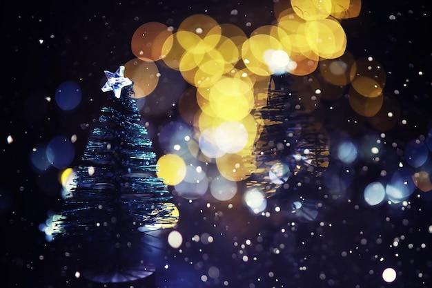 Wintervakantie achtergrond met bevroren spar, glitter verlichting, bokeh. Kerstmis en Nieuwjaar vakantie achtergrond met kopie ruimte.