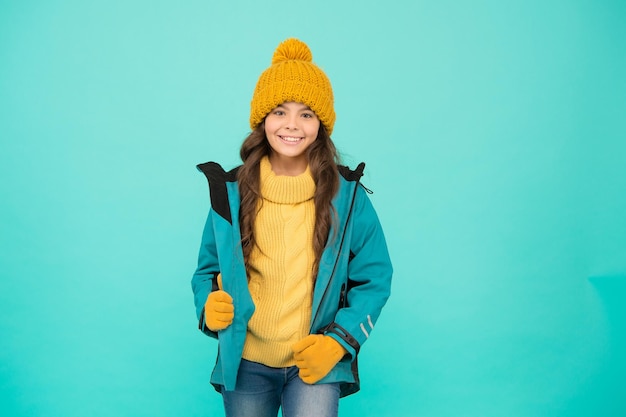 Wintervakantie Beschermende kleding Wintercollectie Kinderkleding muts handschoenen jas Actieve vrije tijd Sportieve stijl Zorgeloze jeugd Schattig meisje geniet van het winterseizoen Klein kind draagt gebreide muts