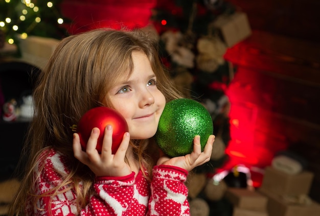 Wintervakantie Gelukkige jeugd Prettige kerstdagen en gelukkig nieuwjaar Schattig kind spelen thuis Dromerige baby peuter op kerstavond Geloof in kerstwonder Wens de kerstman te ontmoeten