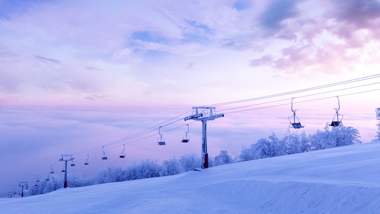 Foto wintervakantie in het skigebied van de bergen. de steun van de lift is bij zonsopgang bedekt met sneeuw en vorst.