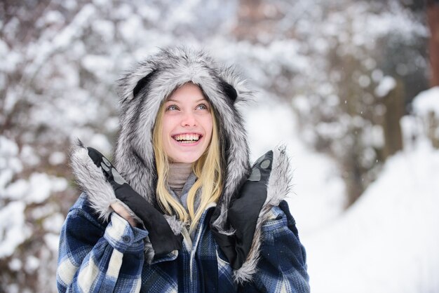 Wintervakantie kerstmeisje in warme kleding in winterpark koud winterweer mooie vrouw