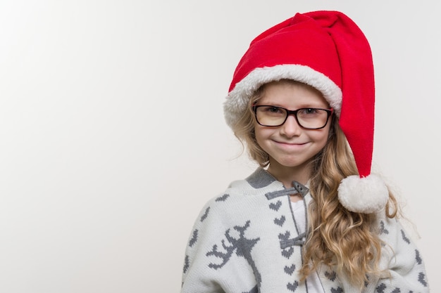 Wintervakantie portret van grappig meisje in Kerstman hoed