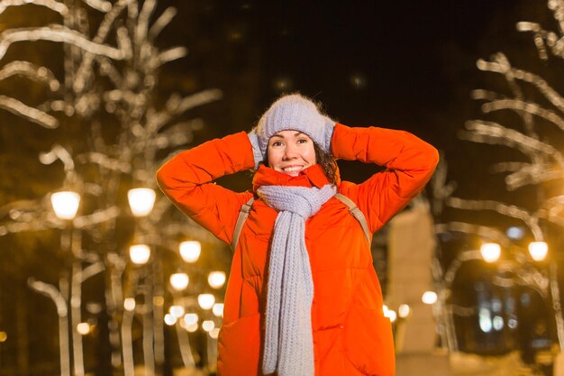 Wintervakantie seizoen kerst nieuwjaar concept grappige gelukkige vrouw tijd doorbrengen met plezier in de buurt