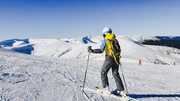 Wintervakantie skiër op de top van de berg extreme sport