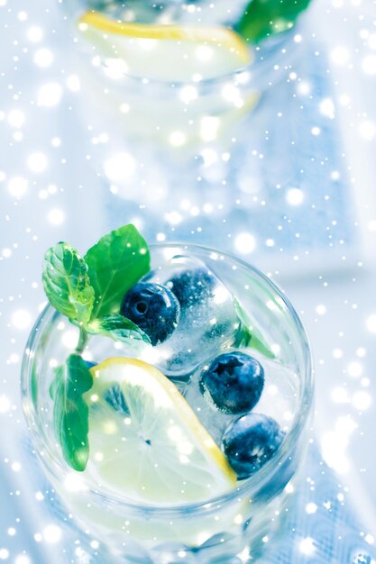 Wintervakantiecocktail met ijs en gloeiende sneeuw op achtergrond Kerstmenu recept