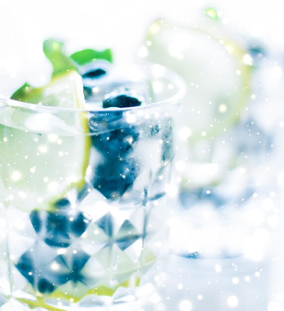 Wintervakantiecocktail met ijs en gloeiende sneeuw op achtergrond Kerstmenu recept