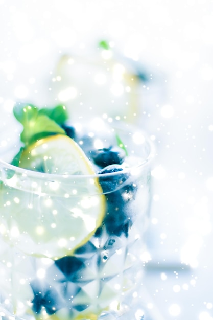Wintervakantiecocktail met ijs en gloeiende sneeuw op achtergrond Kerstmenu recept