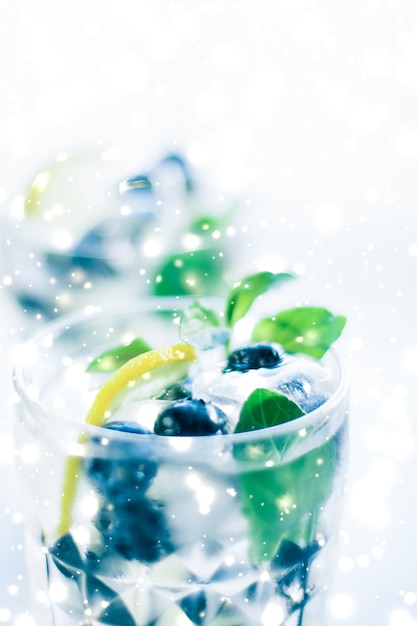 Wintervakantiecocktail met ijs en gloeiende sneeuw op achtergrond Kerstmenu recept