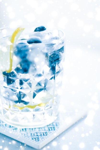 Foto wintervakantiecocktail met ijs en gloeiende sneeuw op achtergrond kerstmenu recept