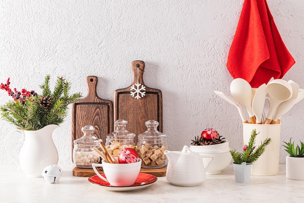 Wintervakantiedecor in de kerstkeuken Het aanrecht is versierd met kerstartikelen, stijlvol servies en keukengerei