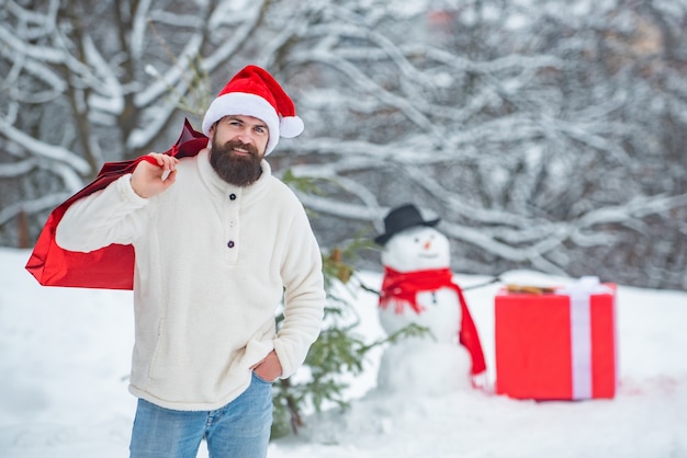 Wintervakanties en mensen concept kerstinkopen met boodschappentas genieten van de natuur wintertijd c...