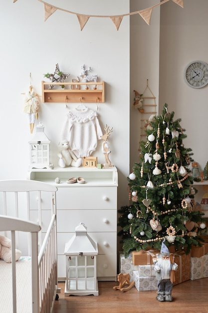 Wintervakanties en vakanties kerstmis en nieuwjaar decor achtergrond kerstboom en speelgoed kinderkamer kerstdecoratie kinderkamer interieur