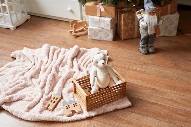 Wintervakanties en vakanties Kerstmis en Nieuwjaar decor achtergrond Kerstboom en speelgoed Kinderkamer Kerstdecoratie Kinderkamer interieur