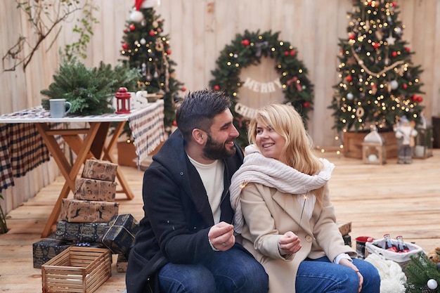 Wintervakanties en vieringen Kerstpaar verliefd in de buurt van de kerstboom buitenshuis