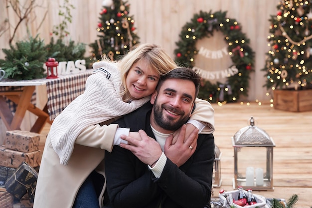 Wintervakanties en vieringen Kerstpaar verliefd in de buurt van de kerstboom buitenshuis