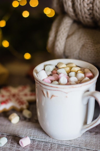 Winterverwarmende zoete drank warme chocolademelk met marshmallows in mok met kerstdecor