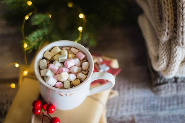 Winterverwarmende zoete drank warme chocolademelk met marshmallows in mok met kerstvakantie feestelijk dec