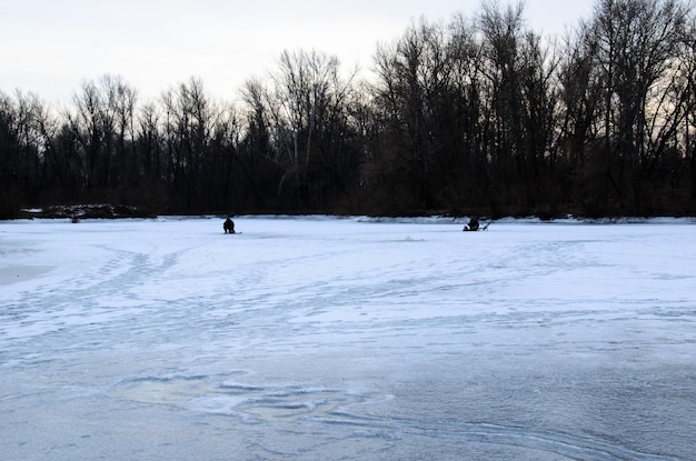 Wintervissen op een bevroren rivier