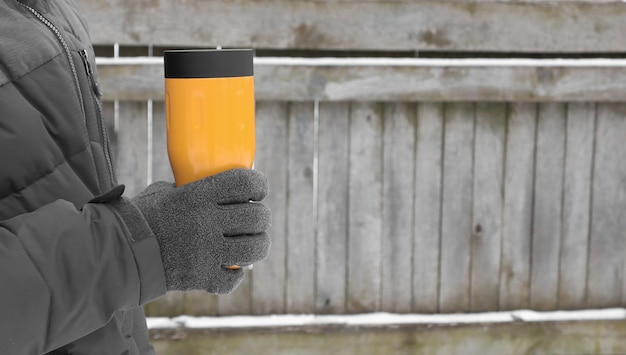 Winterwandelingen op straat in het park warme drank in een thermoskan