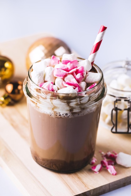 Winterwarme cacao of warme chocolademelk in een glazen pot met kleine marshmallow-kerstdrank