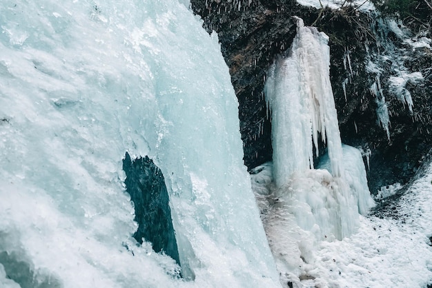 Winterwaterval met bevroren water en sneeuw