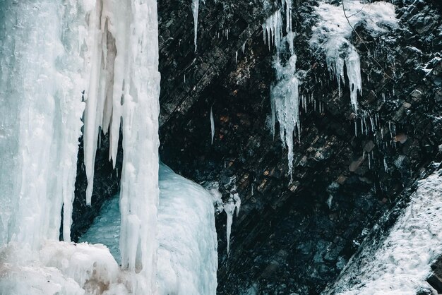 Winterwaterval met bevroren water en sneeuw