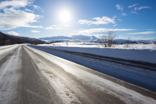 Winterweg bij de Noorse bergen. Lofoten eilanden. Noorwegen.