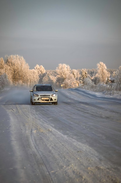 Winterweg en auto