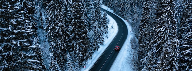 Winterweg in de drone-weergave van de bergen