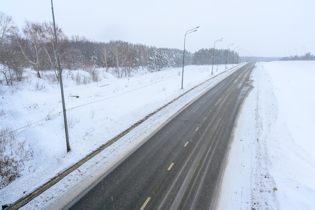 Winterweg met sneeuw