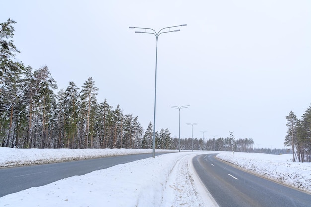 Winterweg met sneeuw