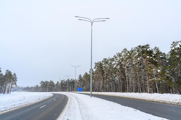 Winterweg met sneeuw