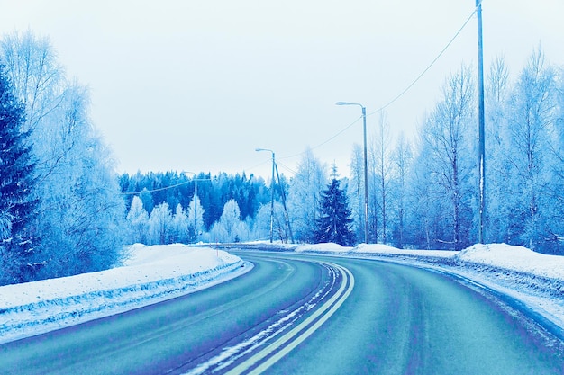 Winterweg op een sneeuwbos in koud Finland in Lapland.