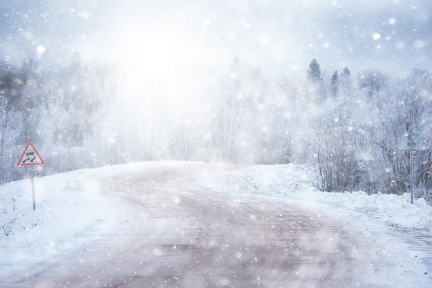 winterweglandschap, prachtig uitzicht op een besneeuwde weg