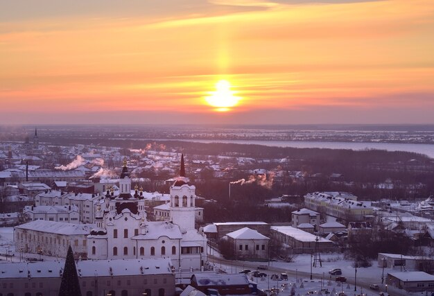 Winterzonsondergang boven Tobolsk Benedenstad aan de oevers van de Irtysh-rivier