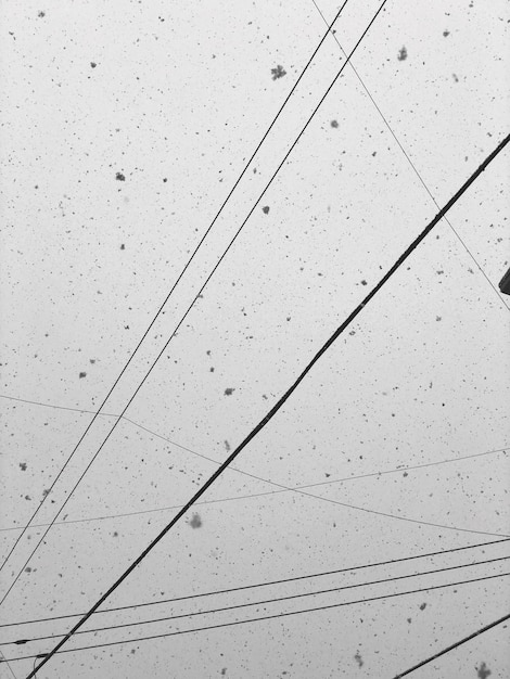 Photo a wire line on a snowy day