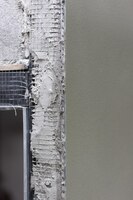 Проволочная сетка предотвращает высыхание и растрескивание слоя штукатурки на стене.
