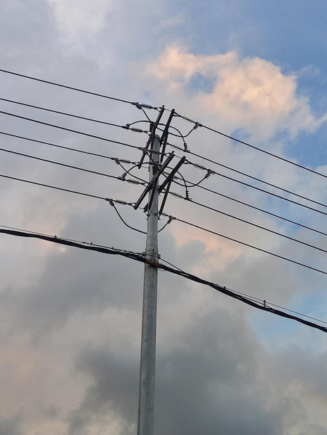 A wire with a sign that says " no smoking " on it.