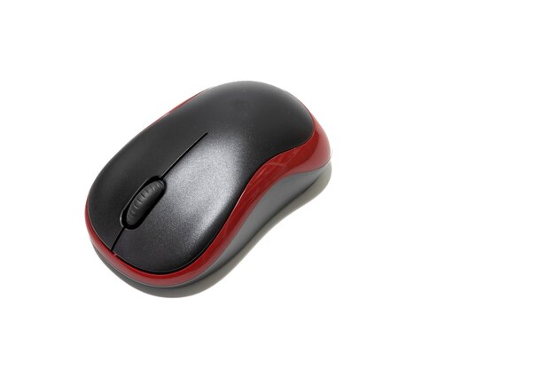 Фото Беспроводная черно-красная компьютерная мышь изолирована на белом фоне.
