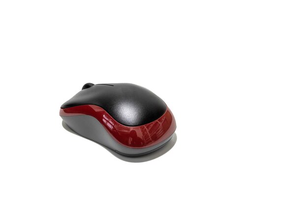 Foto mouse per computer senza fili nero e rosso isolato su sfondo bianco cammino di ritaglio incluso