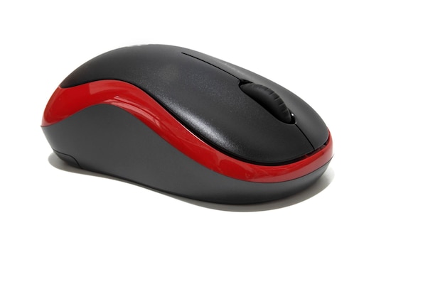 Foto mouse per computer senza fili nero e rosso isolato su sfondo bianco cammino di ritaglio incluso