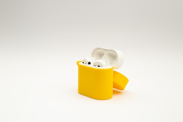 밝은 노란색 케이스의 무선 헤드폰