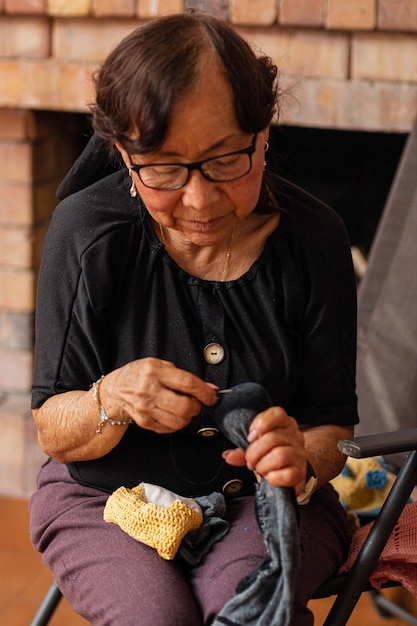 Foto la saggezza nella lana l'anziano asiatico tesse un'eredità tranquilla