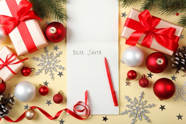 Список желаний на рождество и новый год и рождественский декор вид сверху