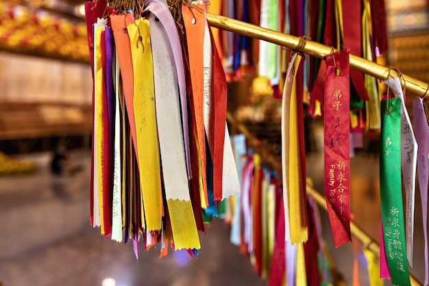 Kek Lok Si 寺院、ジョージタウン、ペナン、マレーシアの仏教寺院でリボンを希望します。