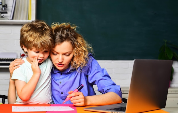 Wiskunde voor kinderen kleine jongen studeert huiswerk doen met moeder vrouwelijke leraar geven privé