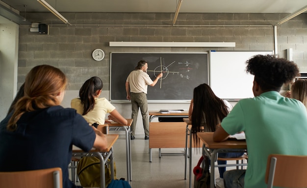 Wiskundeleraar die lessen geeft op de grote school terug naar school